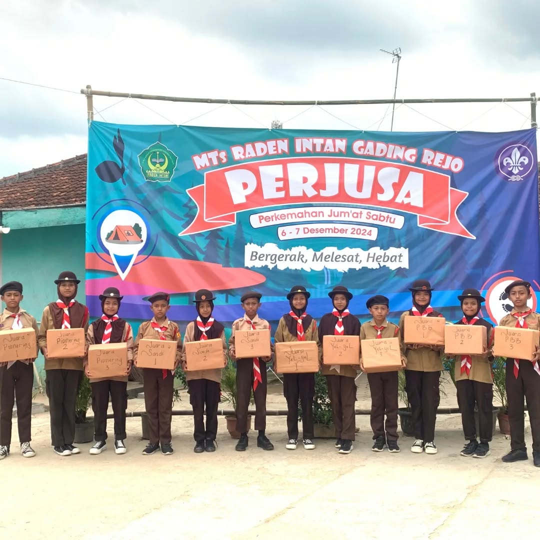 Pembagian Hadiah Kegiatan Perkemahan jum'at sabtu
